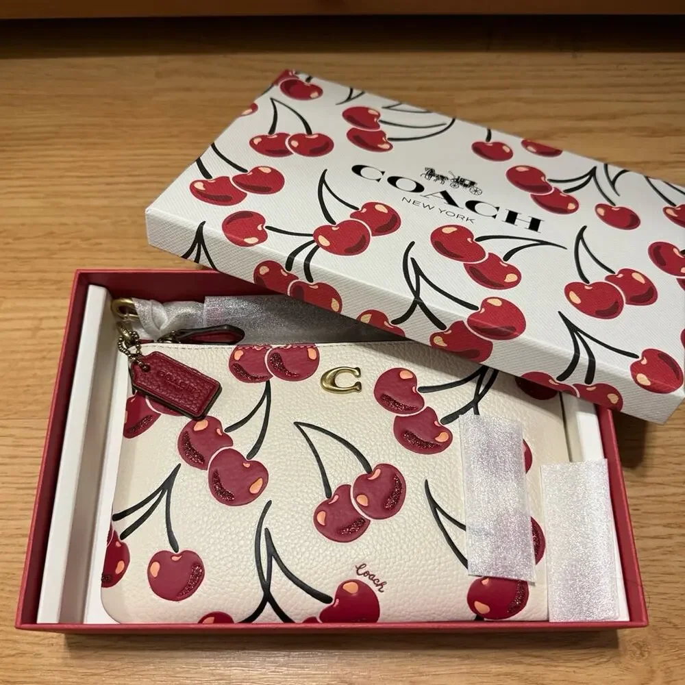 🍒 Coach Boxed Essential Small Wristlet With Cherry Print - Picture 9 of 10
